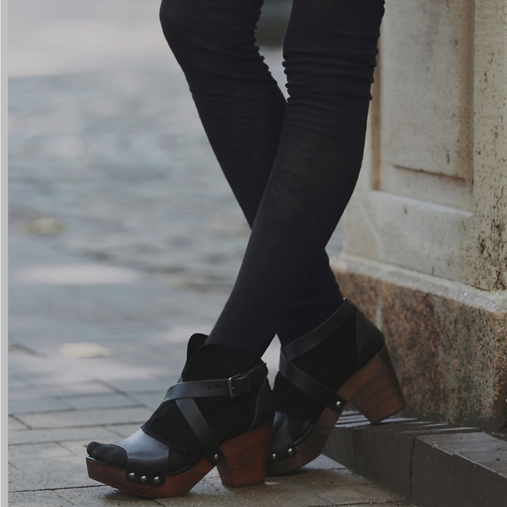 NWOB Free People Tan Rendering Clogs size 40